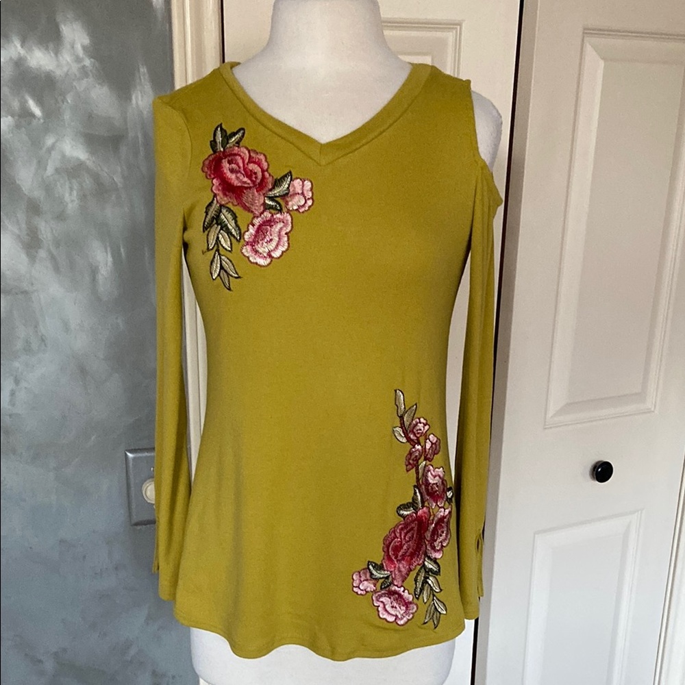 Davi & Dani Floral Embroidered tee